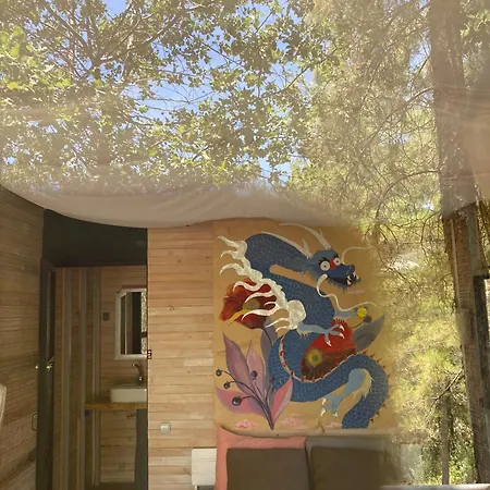 לינה וארוחת בוקר Sens 3*