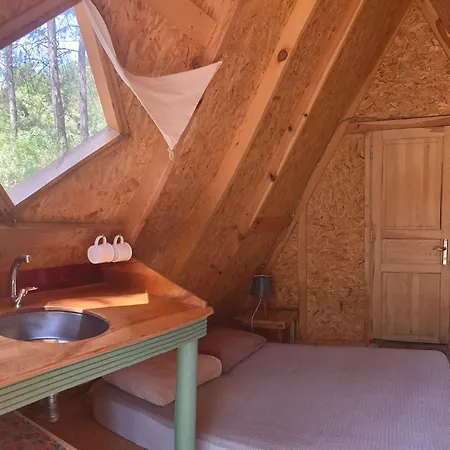 Sens לינה וארוחת בוקר 3*