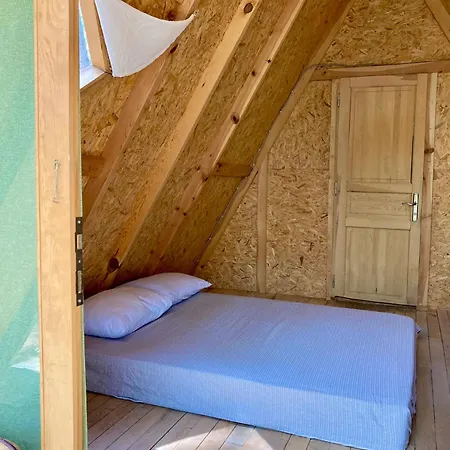 לינה וארוחת בוקר Sens 3*